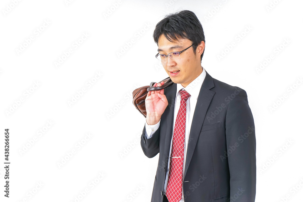 家を掃除する若い女性