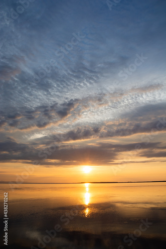 静かな湖の夕日 サロマ湖 