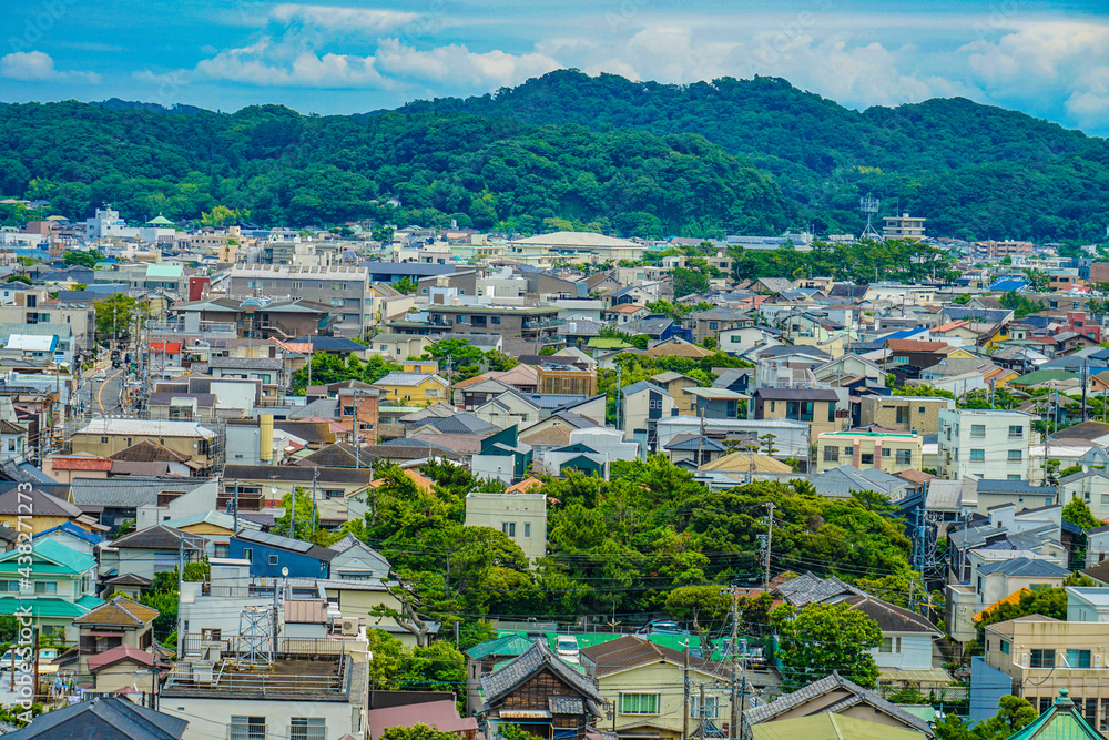 鎌倉の町並みと青空