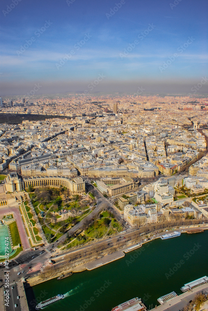 エッフェル塔から見えるパリの街並み