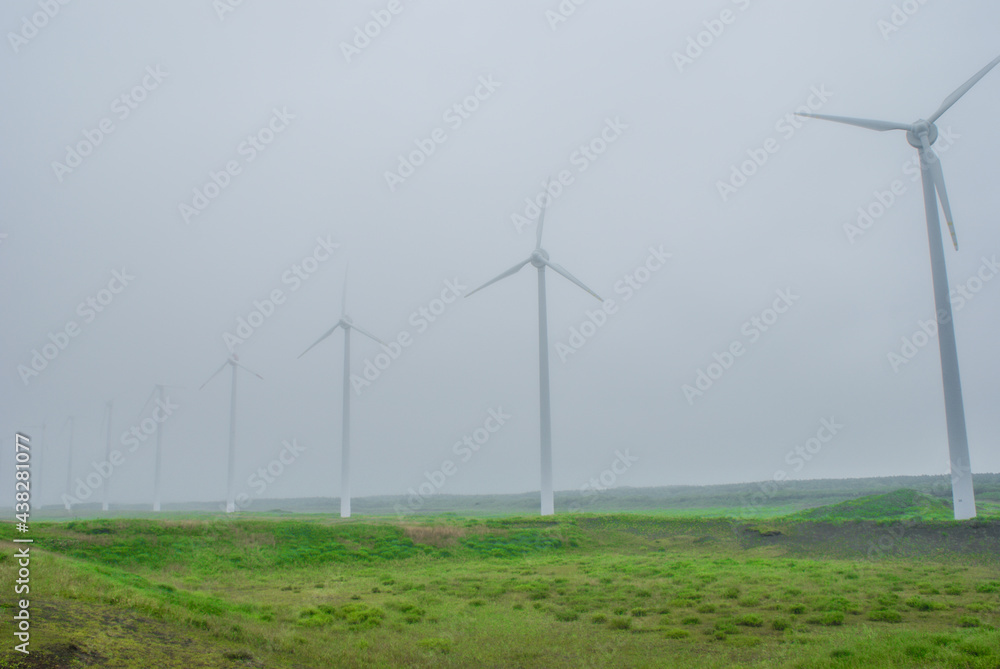 霧に包まれた風力発電所 霧に包まれた風力発電所