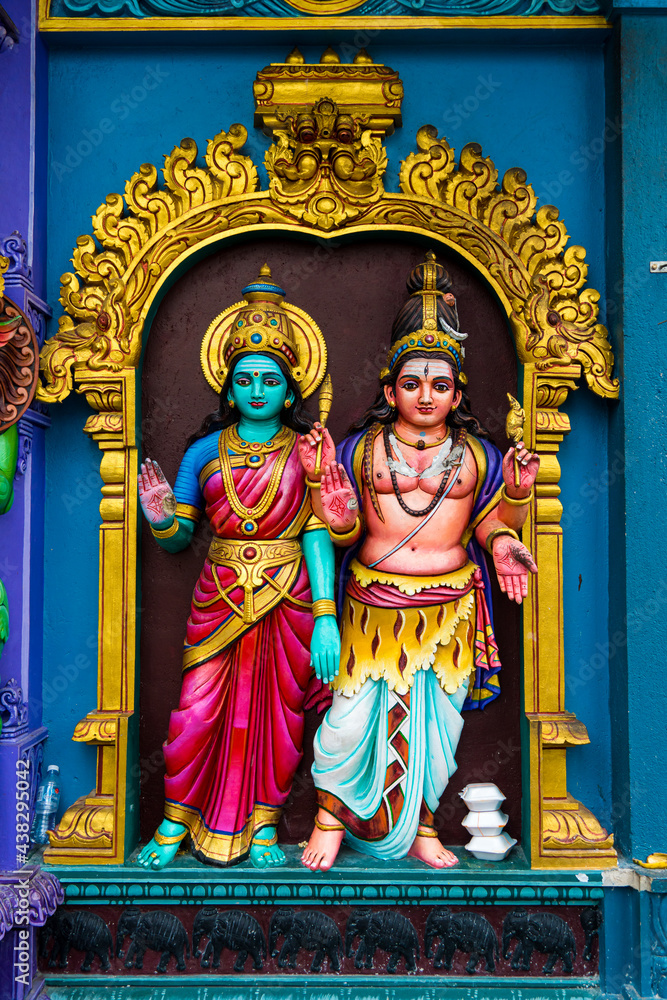 Fototapeta premium Hinduism Architecture and Statue of Batu caves - one of the most popular Hindu shrines outside India, and is dedicated to Lord Murugan in Kuala Lumpur, Malaysia