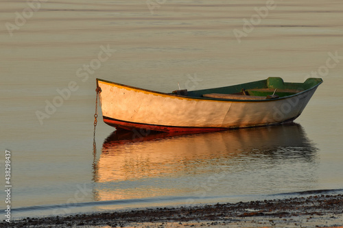 Bote anclado en el rio