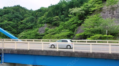 Wallpaper Mural 山間部の橋を走る車の斜め上空からの動画 Torontodigital.ca