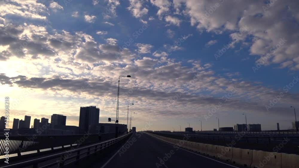 東京ドライブ車窓　湾岸　豊洲　晴海大橋　朝日　青空と鱗雲