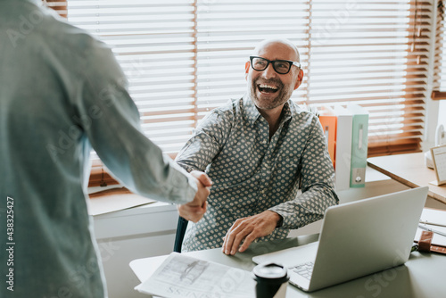 Konstfotografi Businessman in an office shaking hands