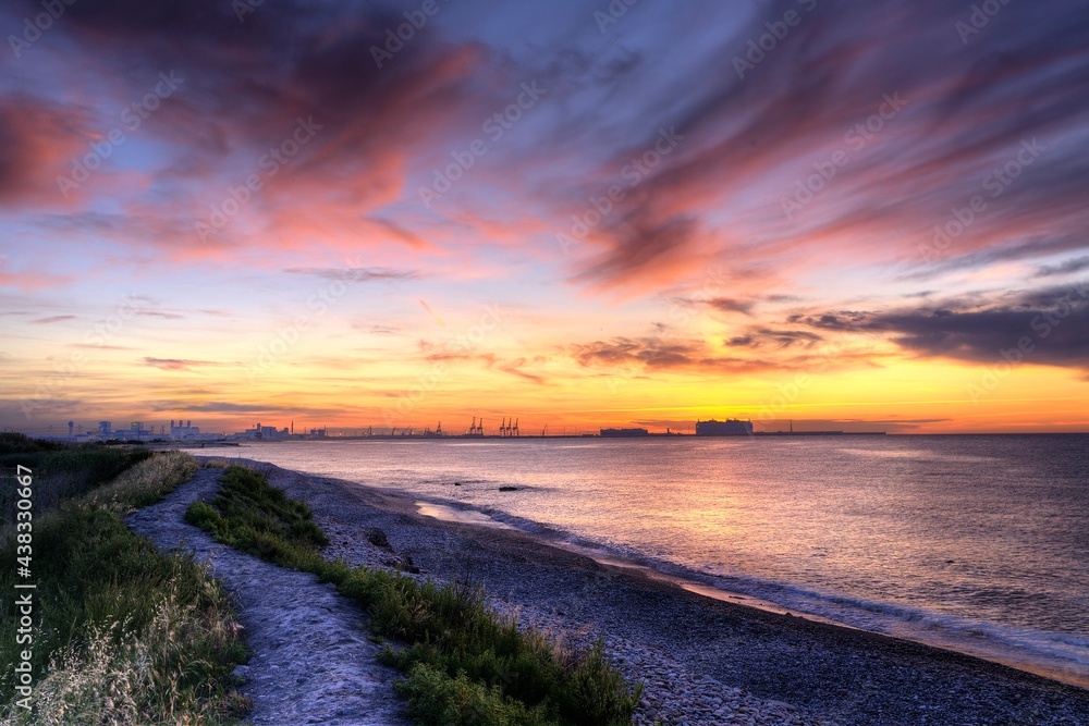 Obraz premium Beautiful seascape at dawn on the Valencia coastline