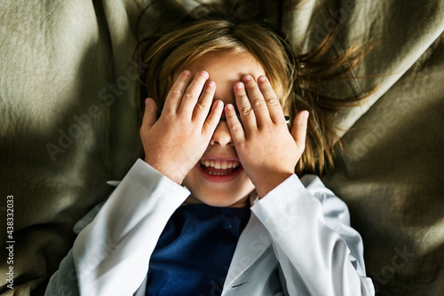 Photos Cute girl playing peekaboo