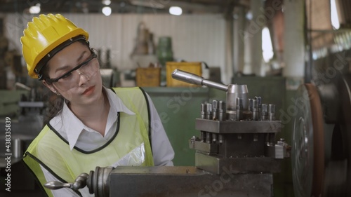 Canvas Print Asian professional mechanical engineer or operation woman wearing uniform goggle