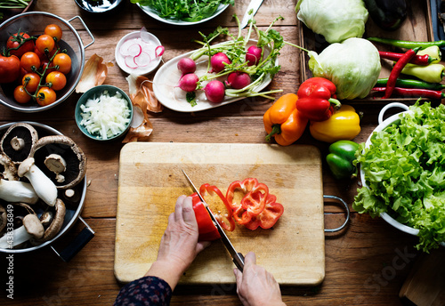 Εκτύπωση καμβά A person slicing vegetables