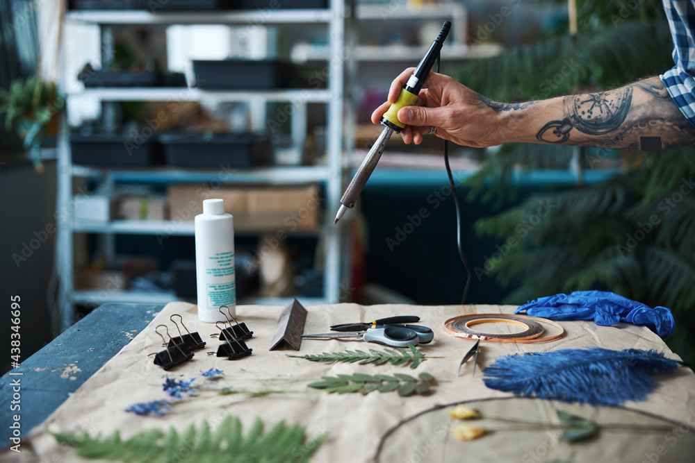 Obraz premium Male hand holding tool for making terrarium