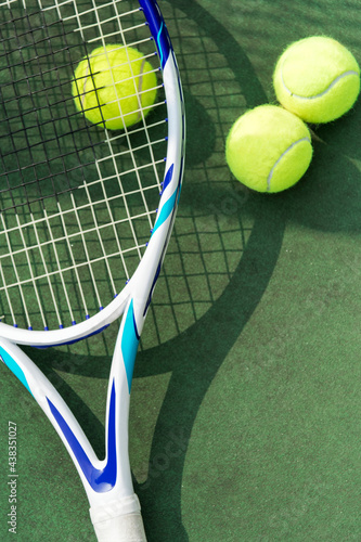 Tennis balls on a tennis court © Rawpixel.com