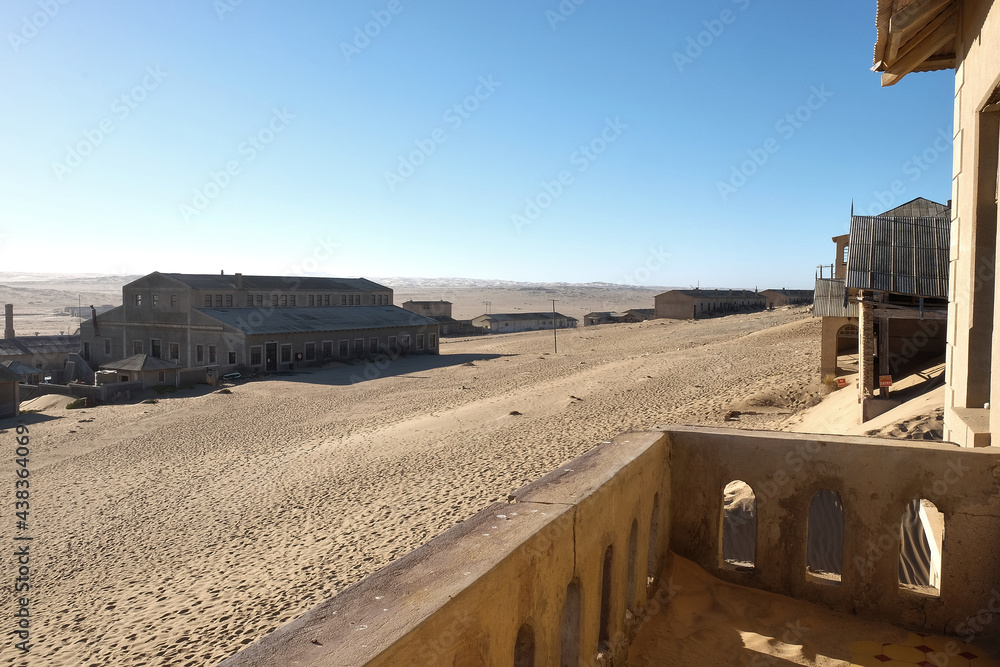 Obraz premium kolmanskop ghost town, old mining town, abandoned houses buried by desert sand