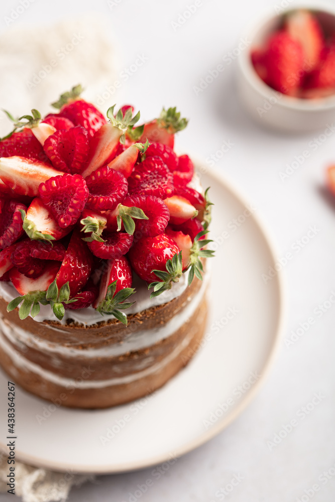 Naked cake gâteau anniversaire fraise, framboise et crème