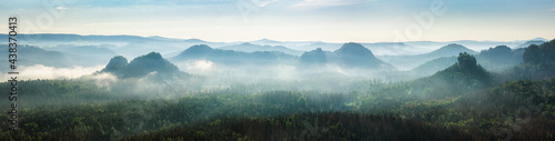 Landschaft mit Bergen und Felstürmen im Morgennebel, Nationalpark Sächsische Schweiz, Deutschland 