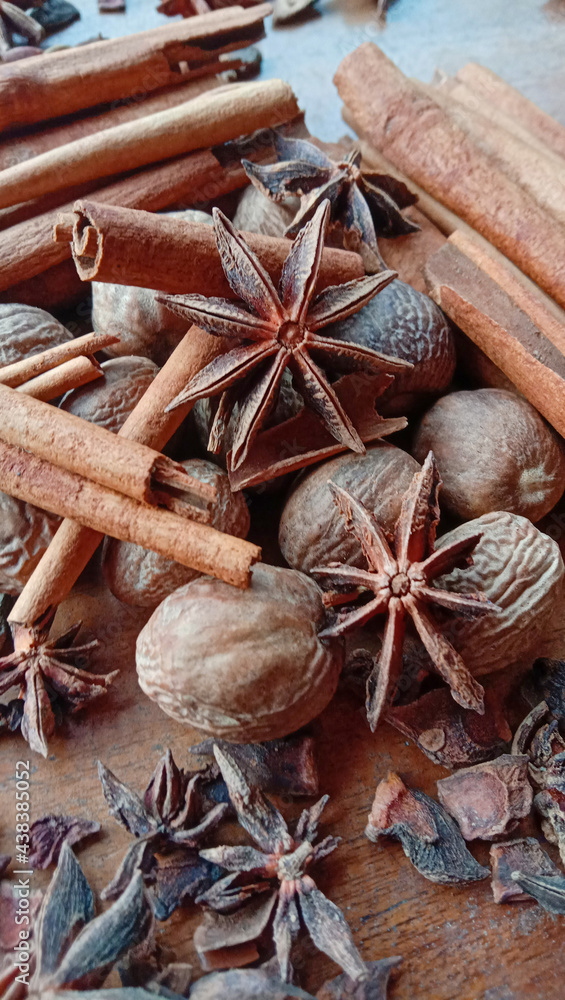 Photos of authentic Indonesian spices such as cinnamon, anise, cumin and nutmeg Photos of authentic Indonesian spices such as cinnamon, anise, cumin and nutmeg