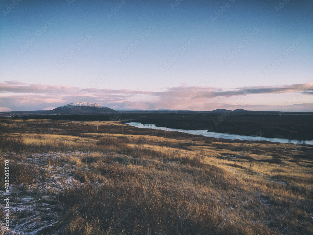Landschaft in Island Natur und Wasser mit Berg im Hintergrund