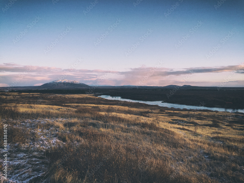Fototapeta premium Landschaft in Island Natur und Wasser mit Berg im Hintergrund
