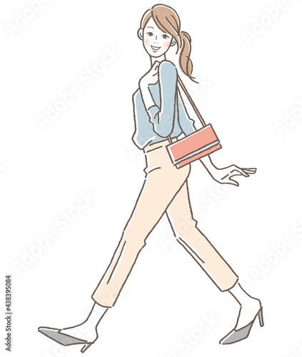 笑顔で歩く女性