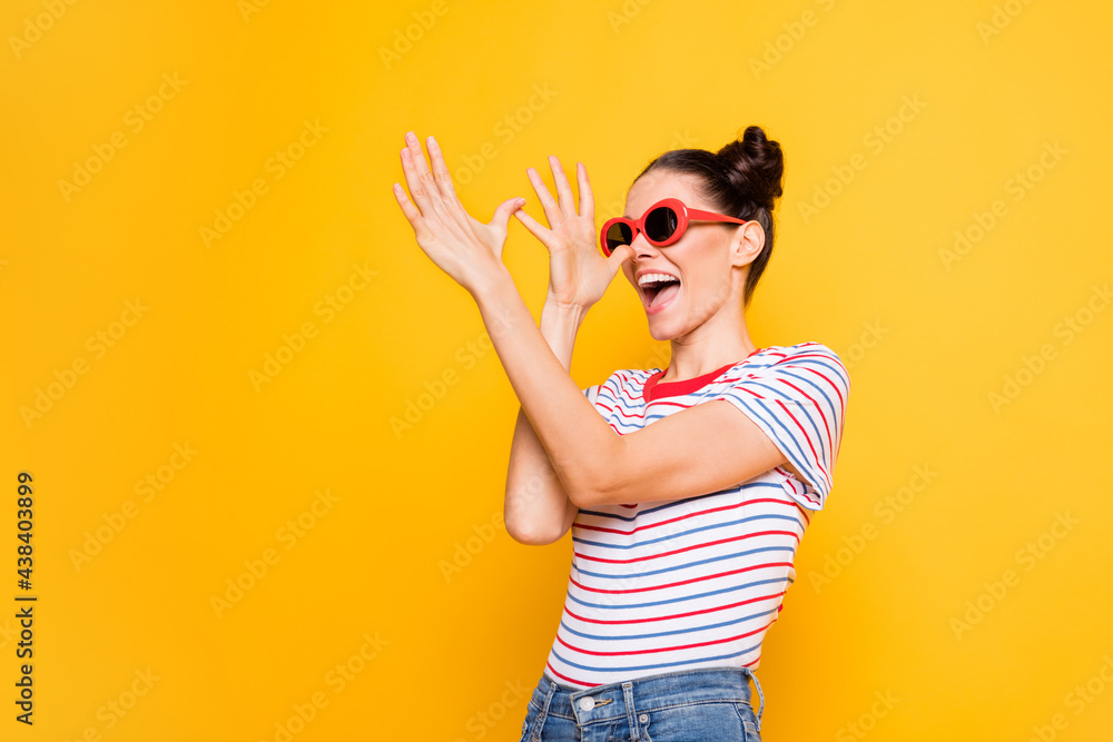 Φωτογραφία Photo of adorable funky young girl dressed striped t-shirt dark glasses dancing