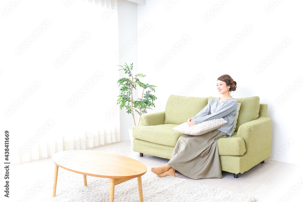 家でテレビを見る女性 家でテレビを見る女性