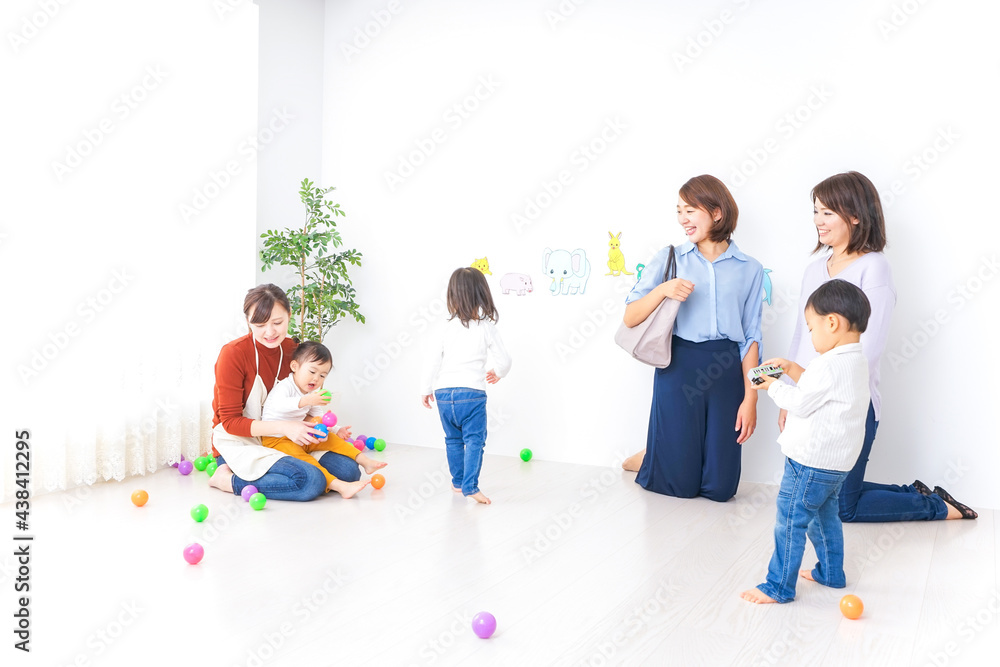 幼稚園の送り迎えをするビジネスウーマン