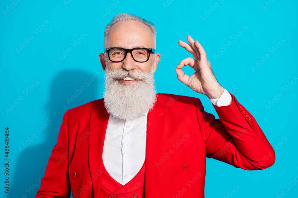 Photo portrait aged man in spectacles showing okay sign smiling isolated bright blue color background Photo portrait aged man in spectacles showing okay sign smiling isolated bright blue color background