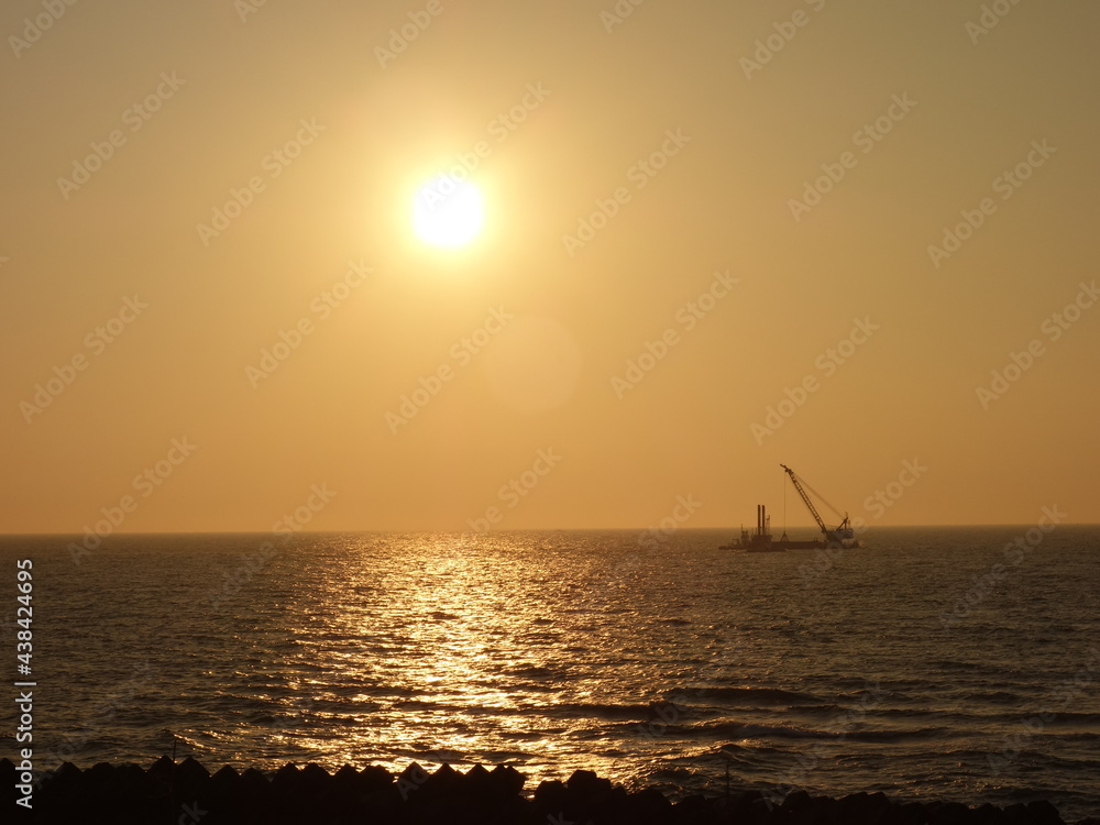 日本海に沈む夕日と船