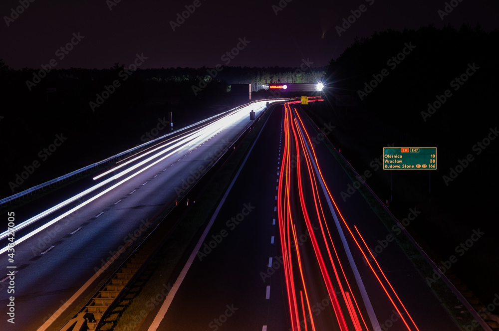 Autostrada nocą, widok z wiaduktu