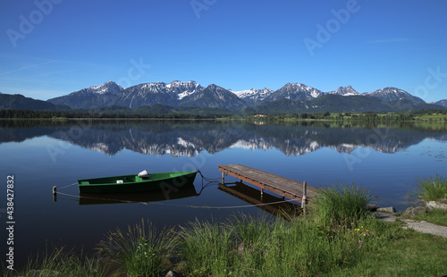 Der idyllische Hopfensee im Allg  u am Morgen mit den Tannheimer Alpen im Hintergrund