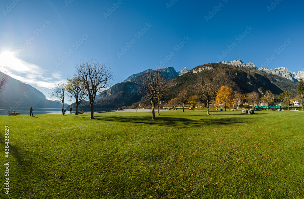 Panoramica lago di Molveno, Trentino, Italia
