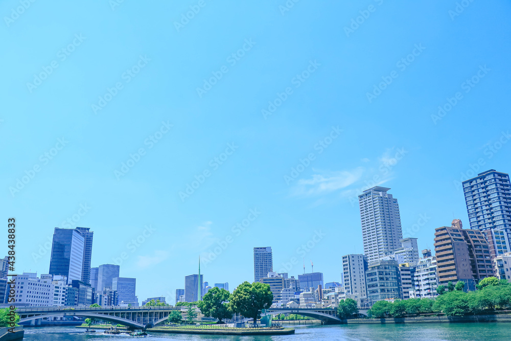 Obraz premium 青空とビル