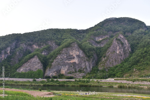 한국 영월 강변의 바위 산