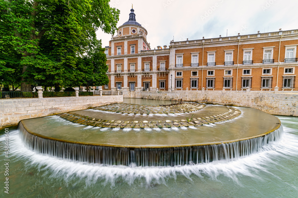 Obraz premium Tajo river as it passes through the royal palace of Aranjuez making a small waterfall.