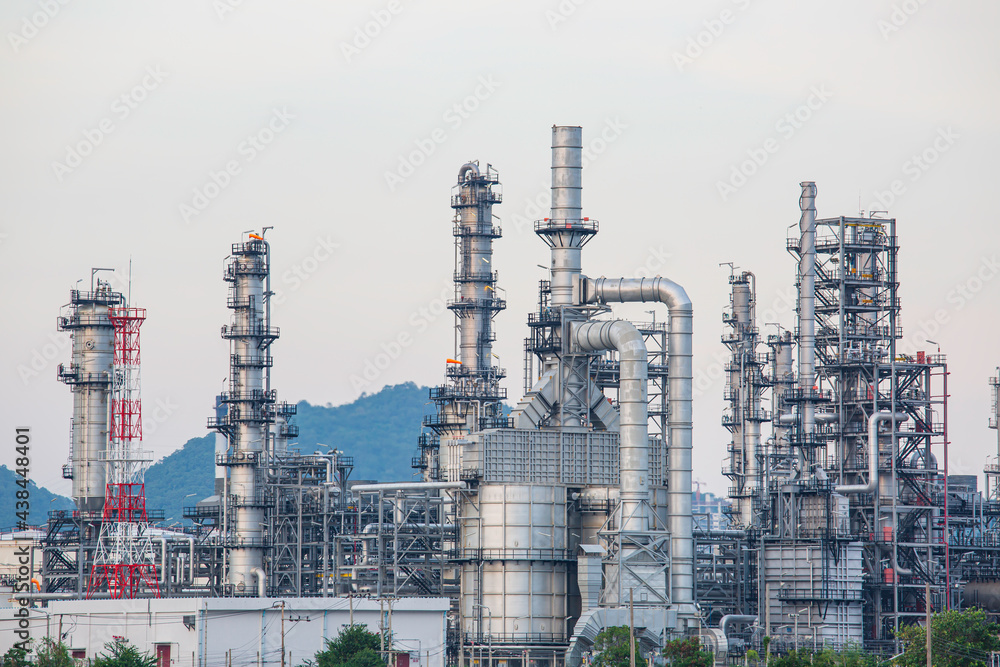 Obraz premium Twilight scene of oil refinery plant and power plant of Petrochemistry
