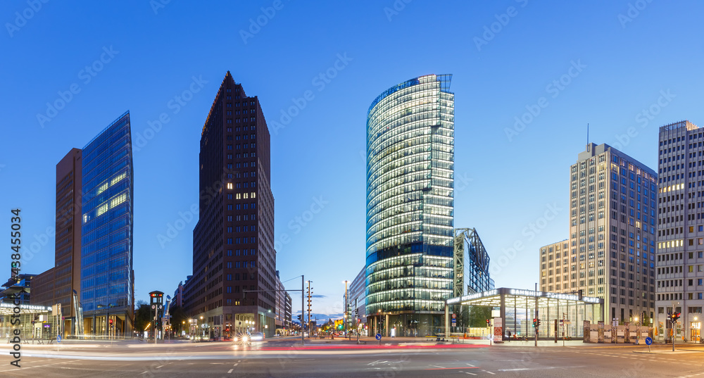 Obraz premium Berlin Skyline Potsdamer Platz square panoramic view at night in Germany