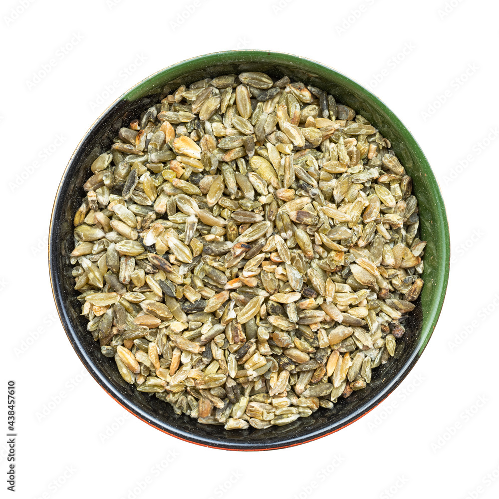 freekeh wheat grains seeds in round bowl isolated