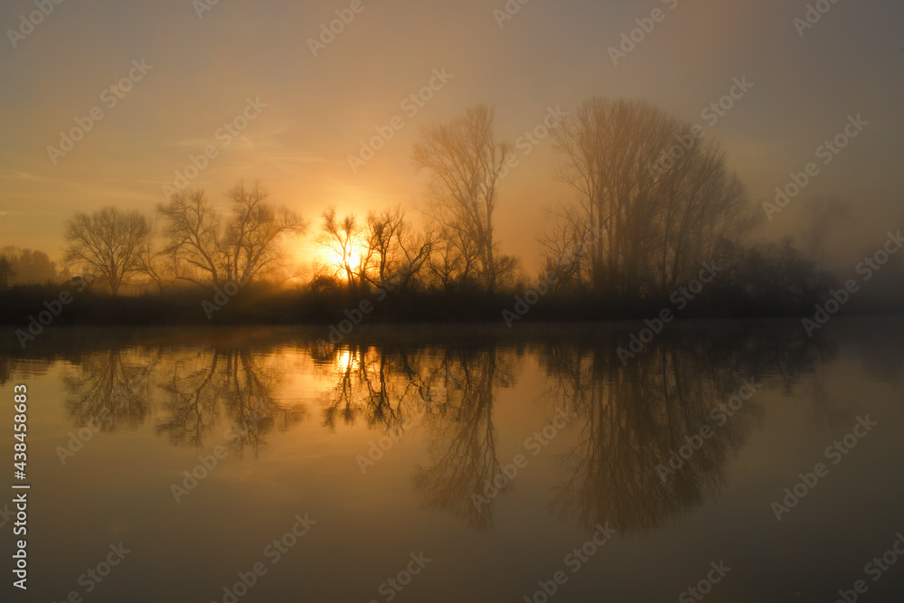 Mystischer Sonnenaufgang in einer Auenlandschaft Mystischer Sonnenaufgang in einer Auenlandschaft