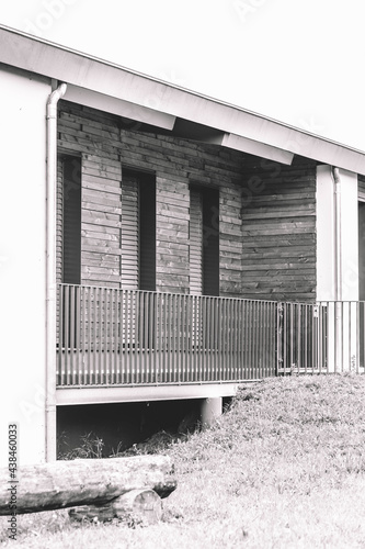 maison avec une façade en bois et grande vitre, isolation par l'extérieur, avec des gardes corps photo