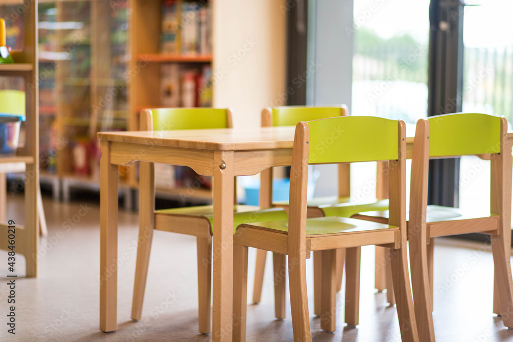table et chaise pour enfant dans une crèche