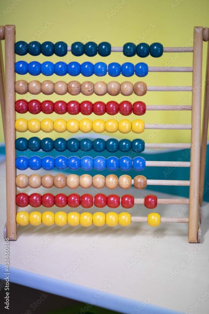 Boulier pour enfant posé sur une table Boulier pour enfant posé sur une table