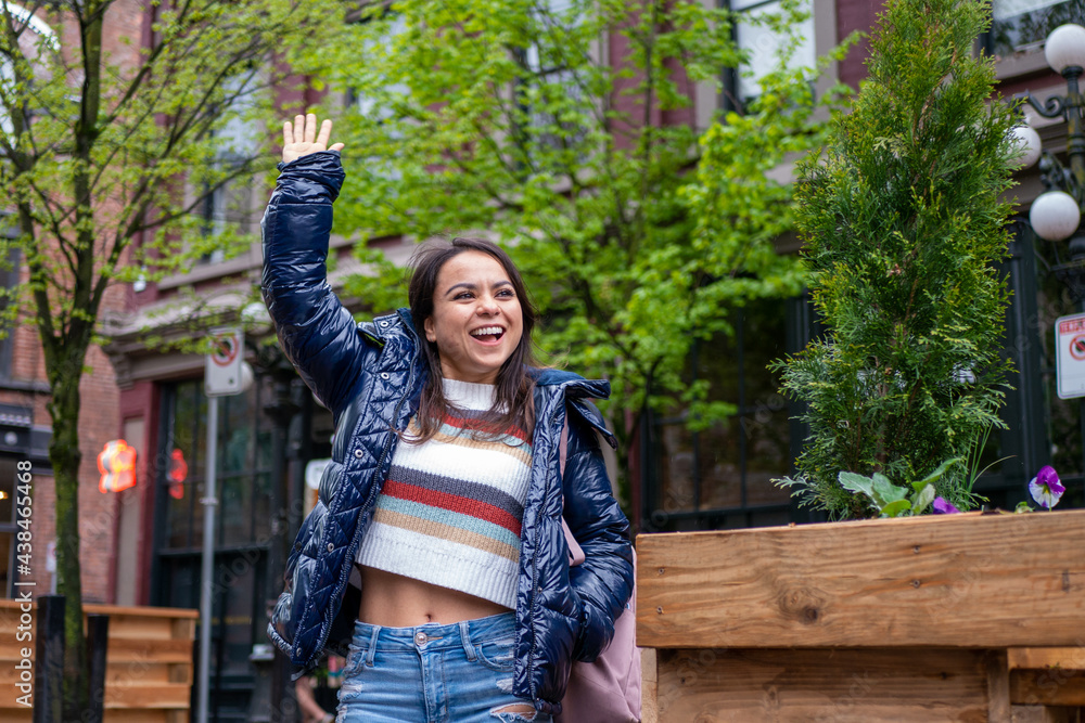 屋外で友達に手を振り呼ぶメキシコ人女性 Stock Photo Adobe Stock 屋外で友達に手を振り呼ぶメキシコ人女性 Stock Photo Adobe Stock