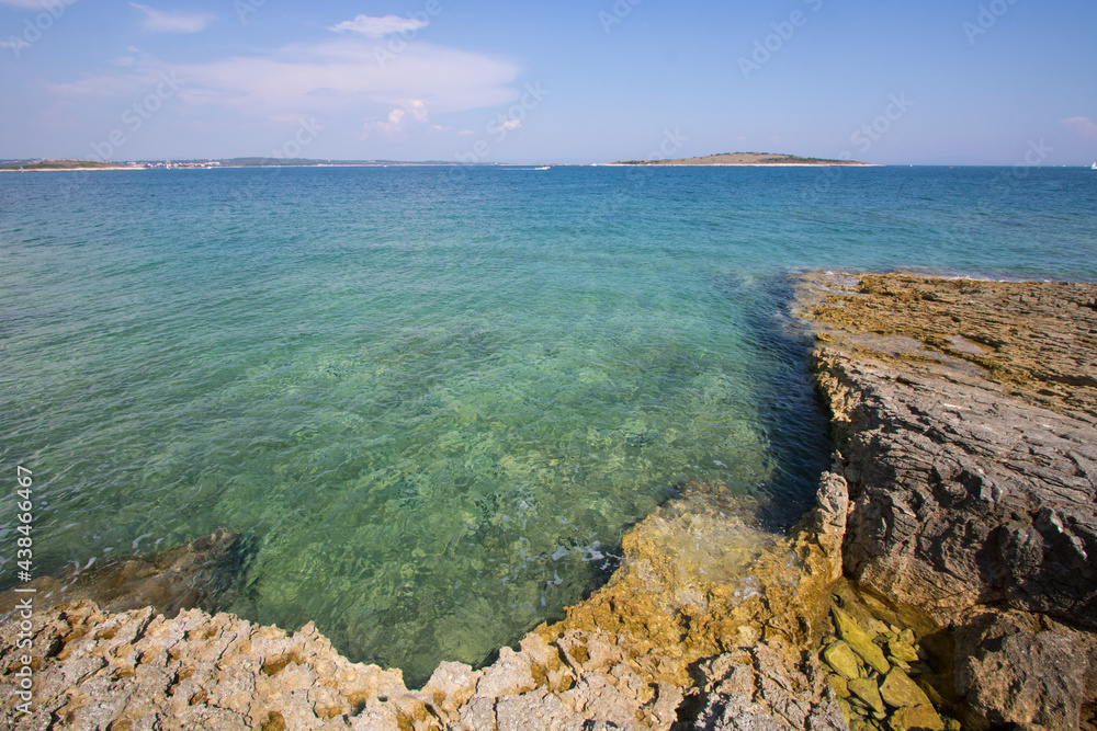 Paysage de littoral en Istrie en Croatie en été: le cap Kamenjak est un cap situé à l’extrême Sud de la péninsule istrienne avec ses îles, ses criques rocheuses et son eau turquoise