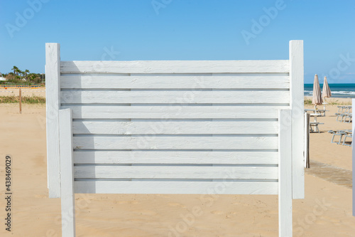 Fototapeta Naklejka Na Ścianę i Meble -  blank white wooden board on beach with copy space