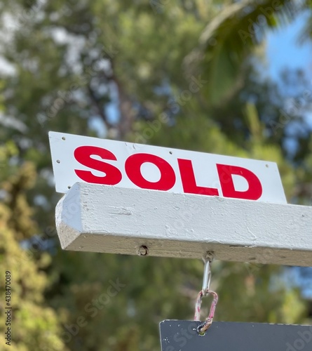 фотографія Real estate sold sign displayed on a recently sold residential home