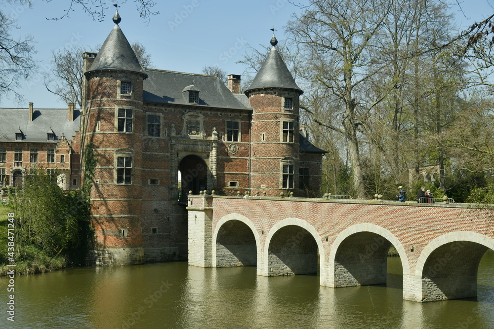 Le pont rustique à cinq arches tout récemment restauré traversant les douves du château de Grand-Bigard à l'ouest de Bruxelles Le pont rustique à cinq arches tout récemment restauré traversant les douves du château de Grand-Bigard à l'ouest de Bruxelles