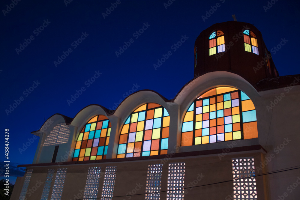 Iglesia catolica con ventanas de colores Stock Photo
