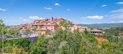 Vue du village de Roussillon, dans le Lubéron, sud de la France. Village coloré avec façades de couleur ocre.	