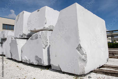 Blocchi di marmo Grigio Argentato proveniente dal paese di Minucciano in Garfagnana sulle Alpi Apuane, provincia di Lucca, Toscana