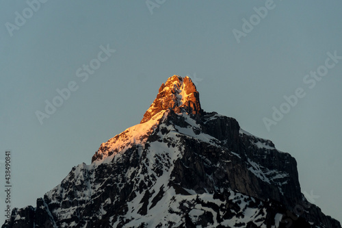 Bergspitze im ersten Sonnenlicht